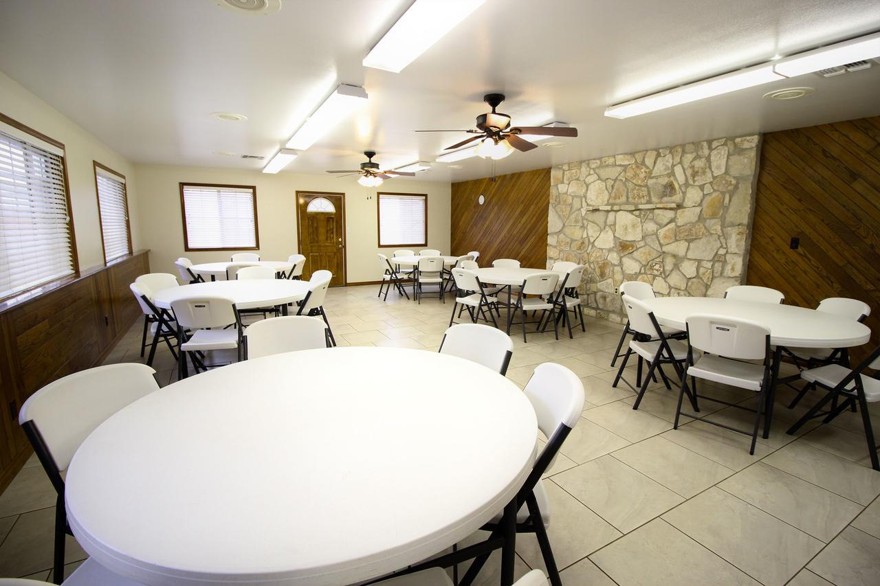 Peach Tree Inn & Suites Fredericksburg Ngoại thất bức ảnh
