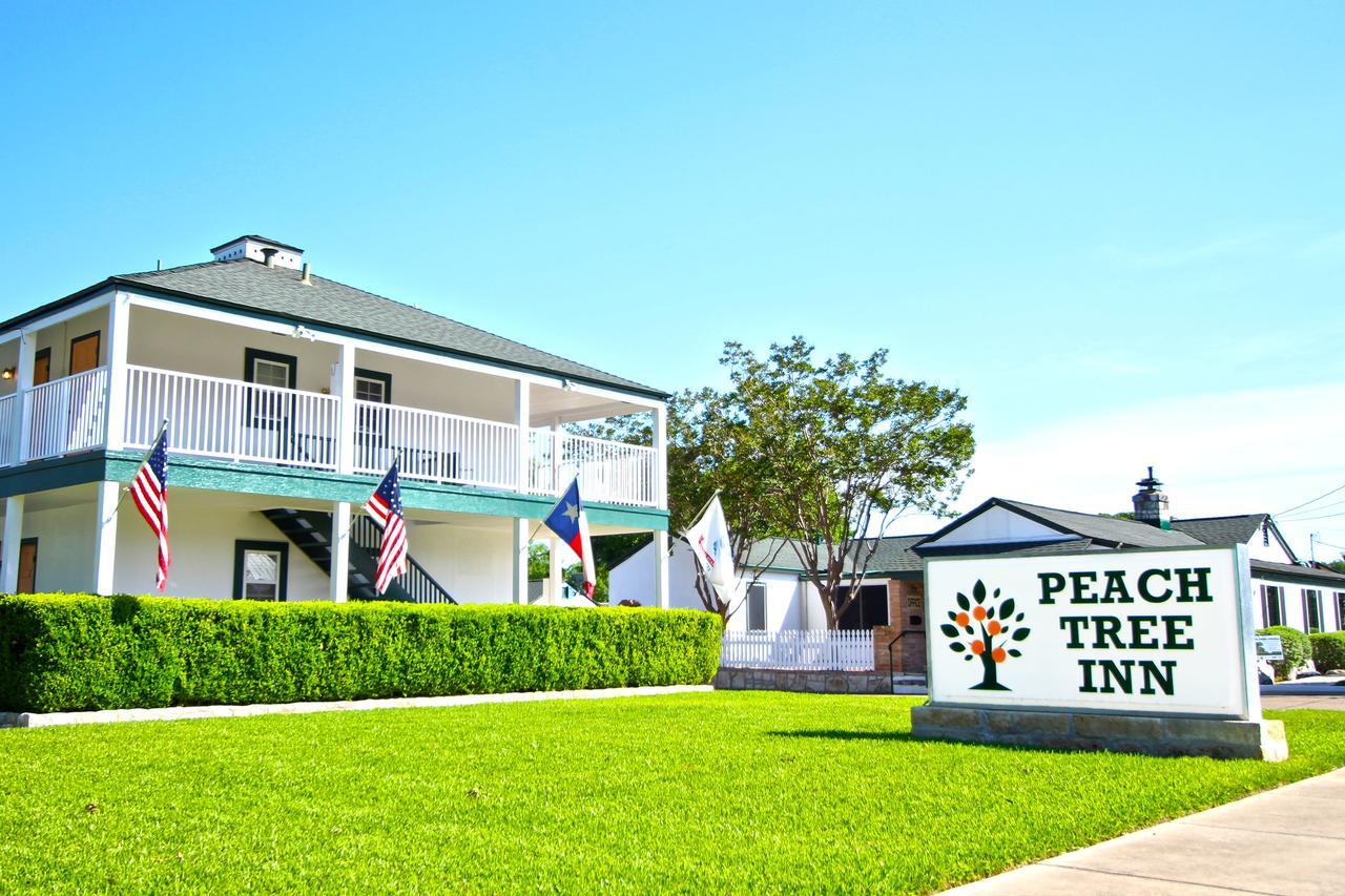 Peach Tree Inn & Suites Fredericksburg Ngoại thất bức ảnh