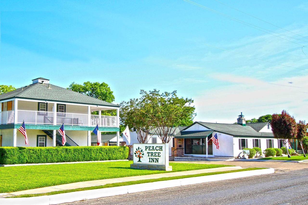 Peach Tree Inn & Suites Fredericksburg Ngoại thất bức ảnh